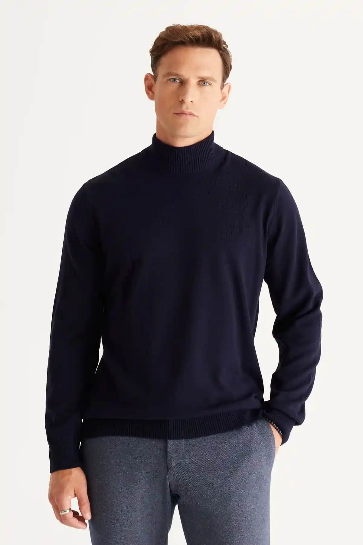 Altınyıldız Lacivert ve Siyah Yarım Balıkçı Yaka Triko Kazak Karşılaştırması