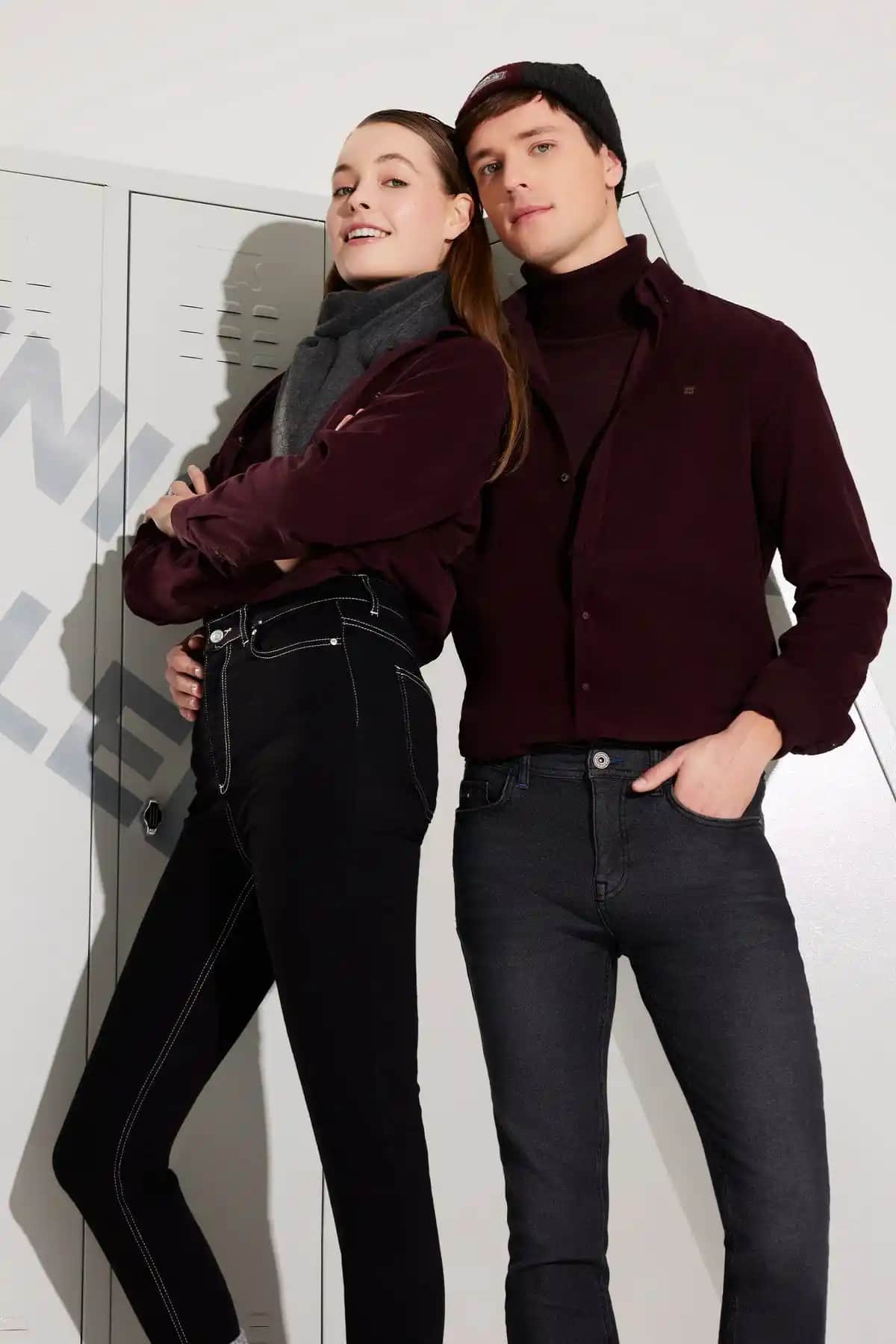 Stil ve Konforu Bir Araya Getiren Bordo ve Lacivert Avva Triko Kazaklar