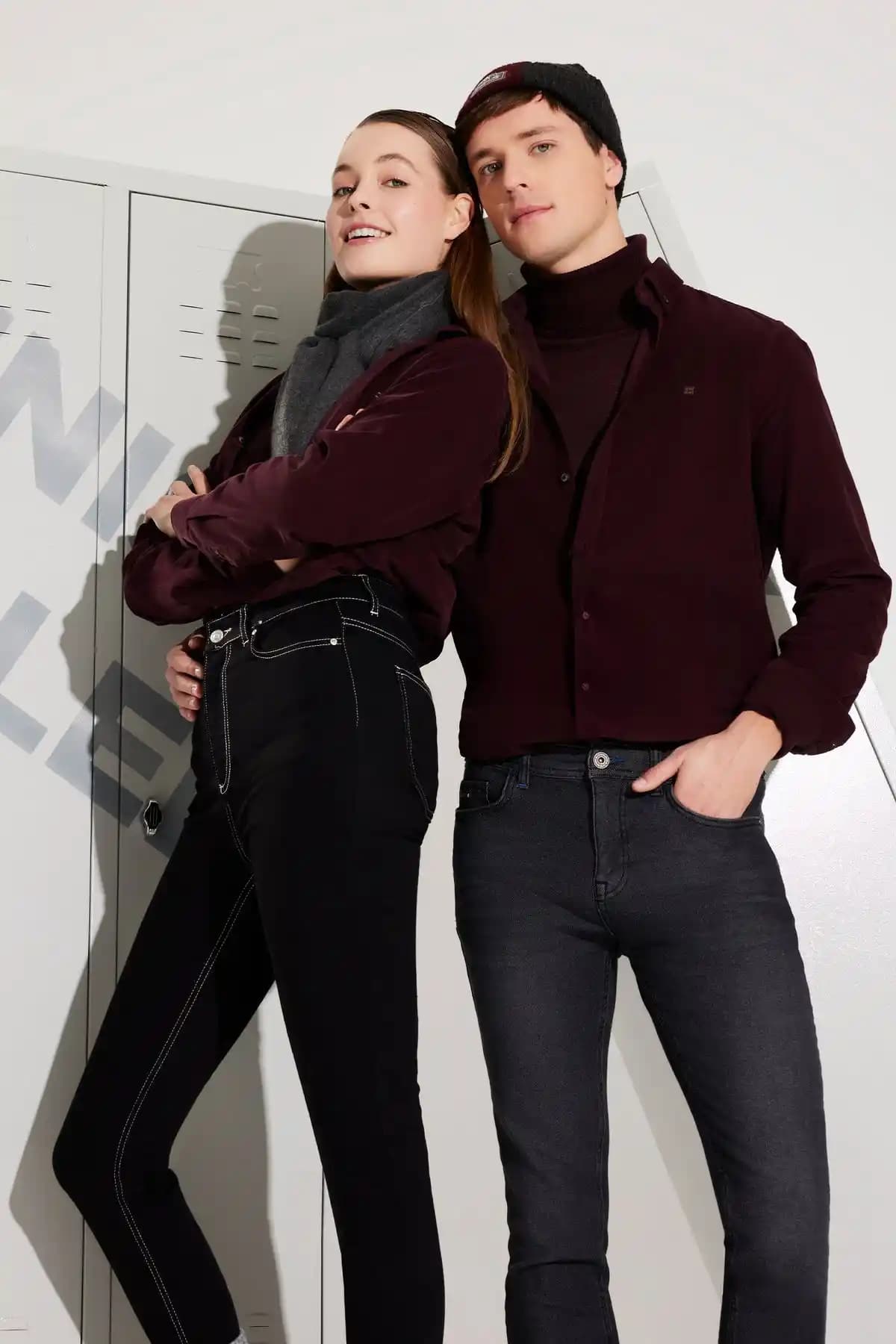 Stil ve Konforu Bir Araya Getiren Bordo ve Lacivert Avva Triko Kazaklar