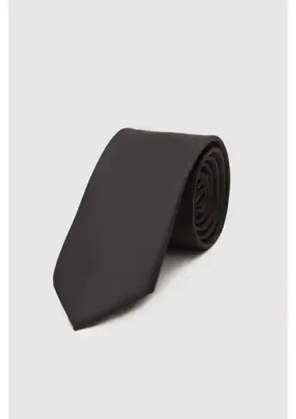 Kravat Karşılaştırması: D'S Damat Siyah ve Hatemoğlu Lacivert Modelleri