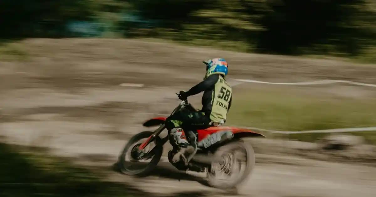 Bebek Yakalı Elbise Modelleri ve Trendleri: Konfor ve Şıklığın Buluştuğu Seçenekler