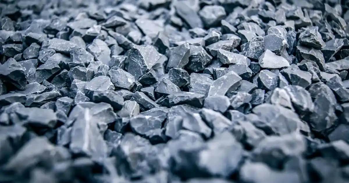 Beyaz blazer modasında zamansız şıklık ve çok yönlü kombinasyonlar rehberi