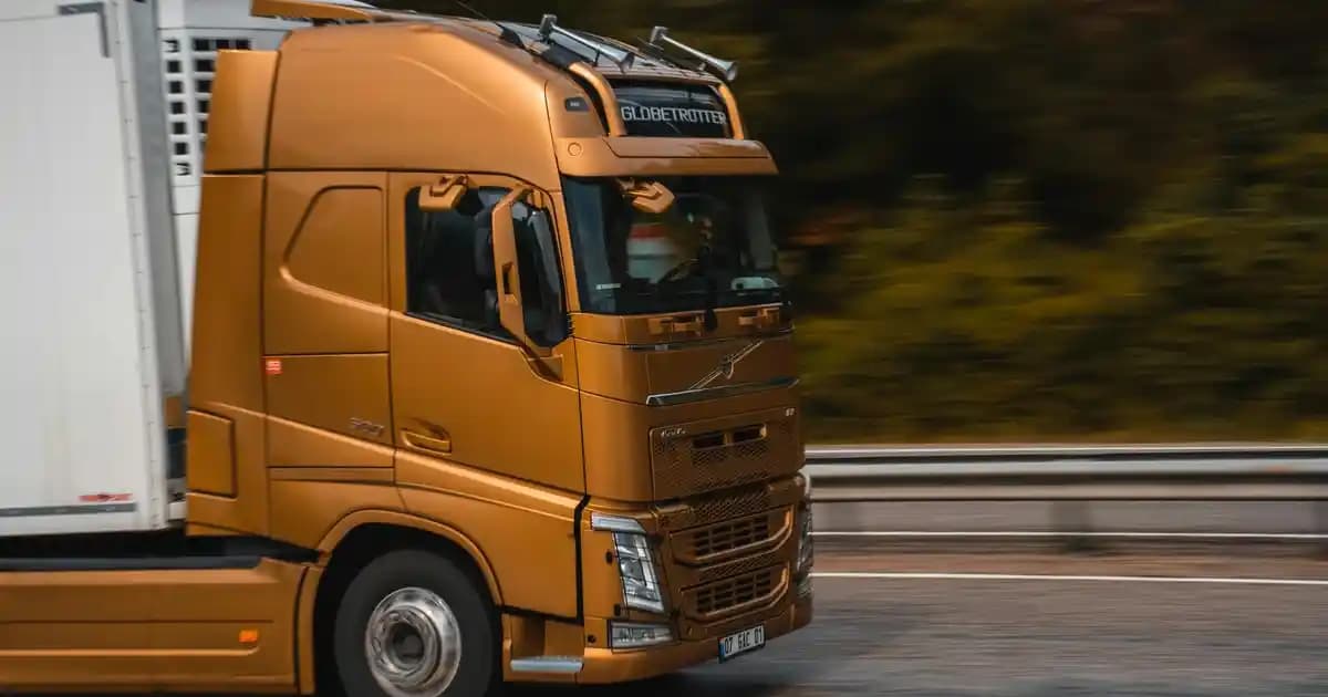 Boyundan Bağlamalı Beyaz Elbise Modelleri ve Kombin Önerileri 2023