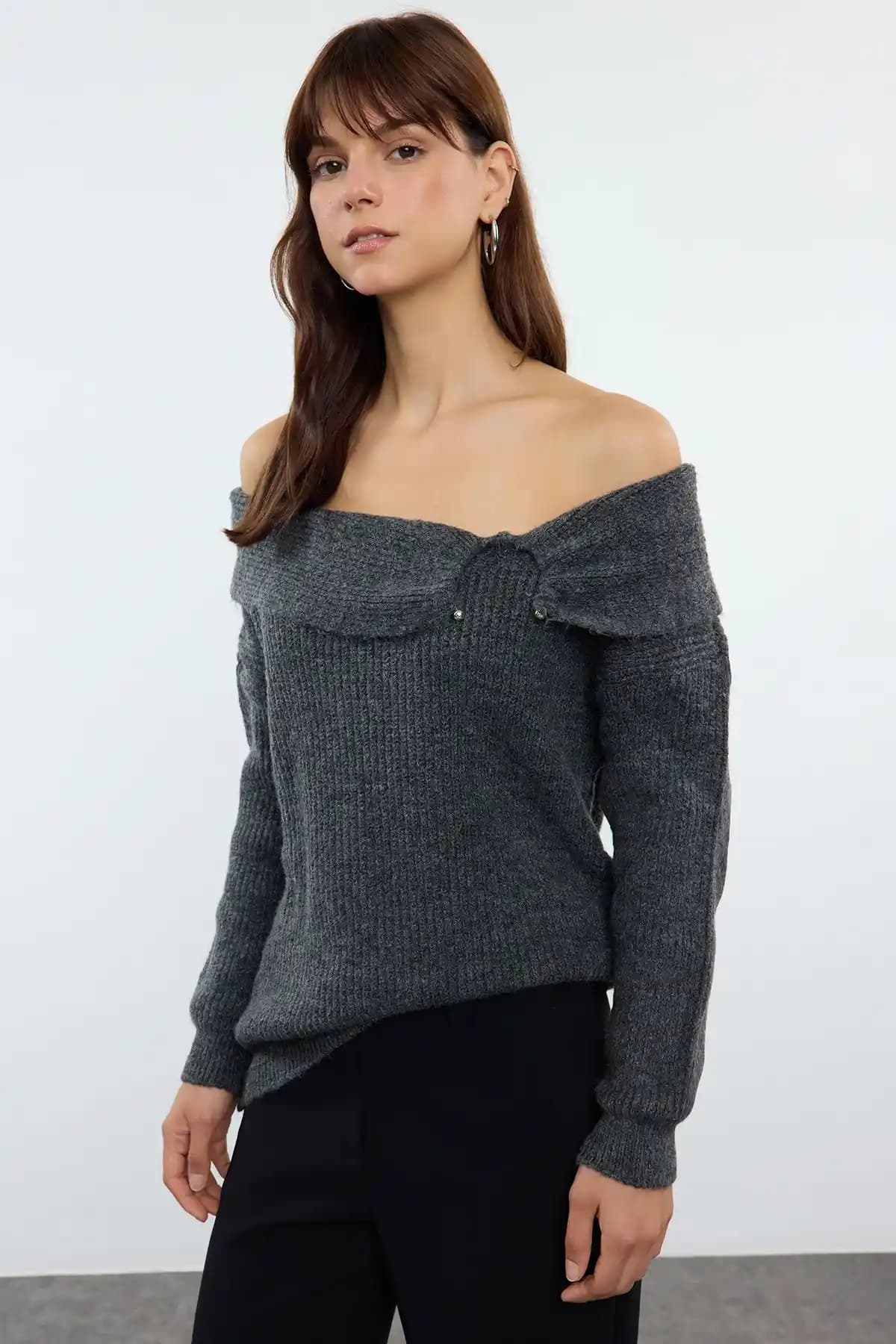 Carmen Yaka Kazaklar: Kış Modasında Şıklık ve Rahatlığın Buluştuğu Trend Parça