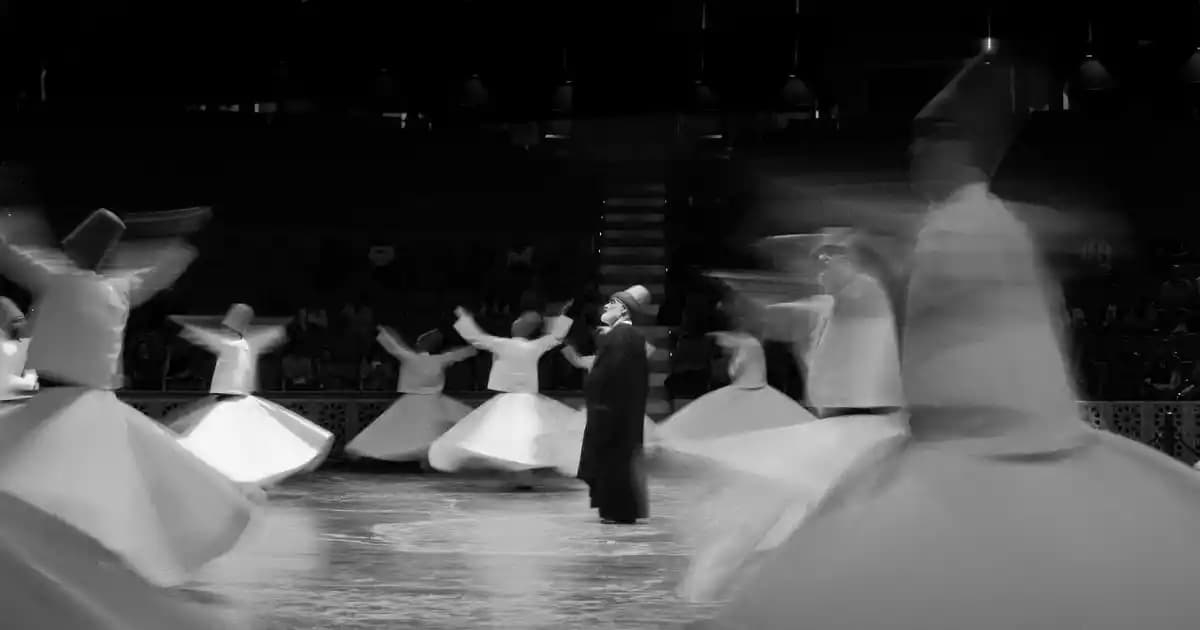 Deri detaylı elbise ile şıklık ve fonksiyonelliğin mükemmel uyumu