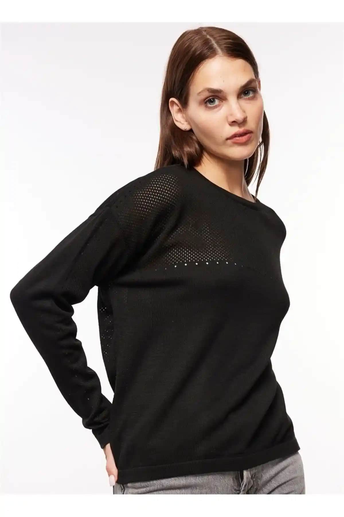 Düz Siyah Kazak: Modanın Zamansız ve Çok Yönlü Parçası