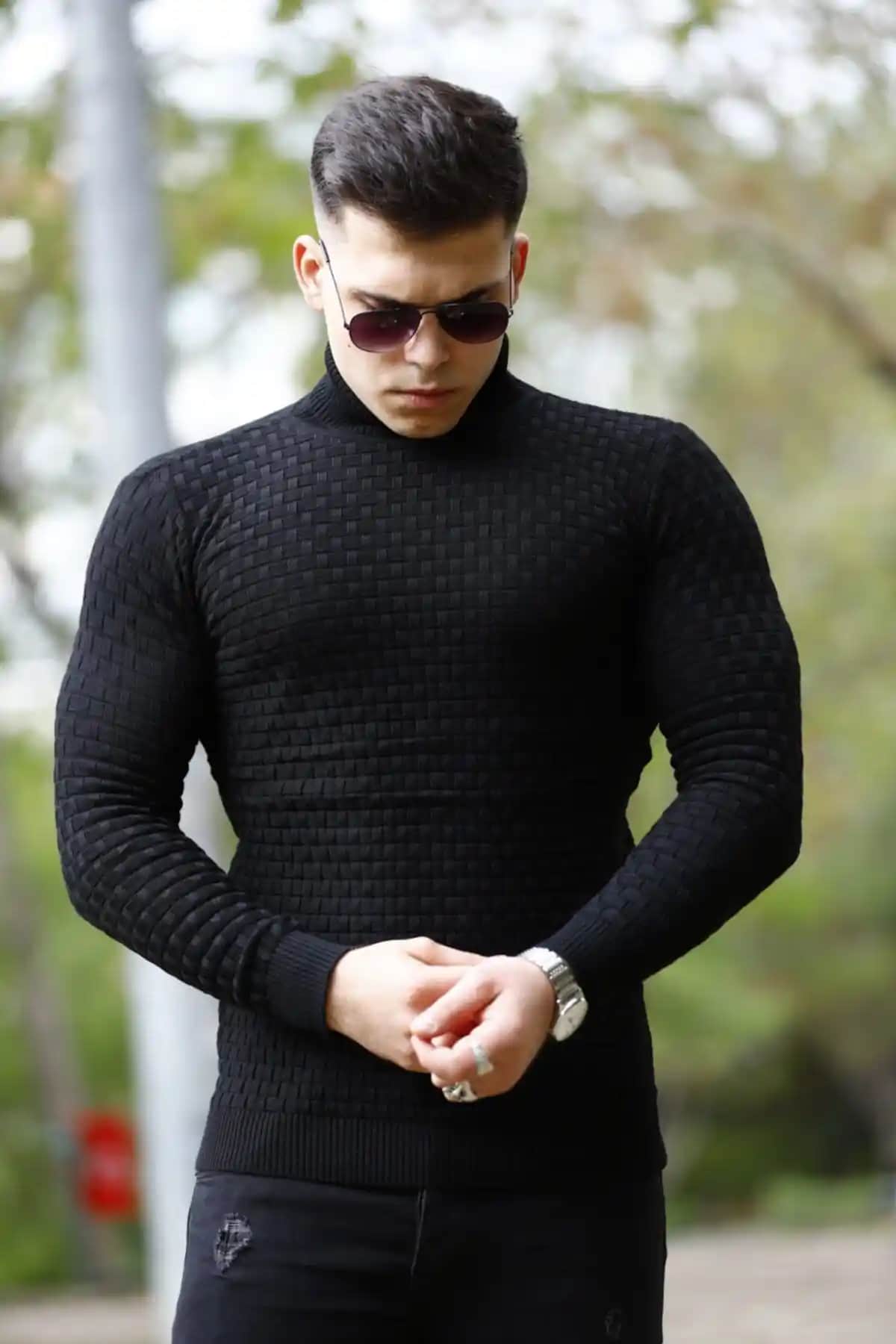 Erkekler İçin Siyah Boğazlı Kazak Seçenekleri ve Kombin İpuçları