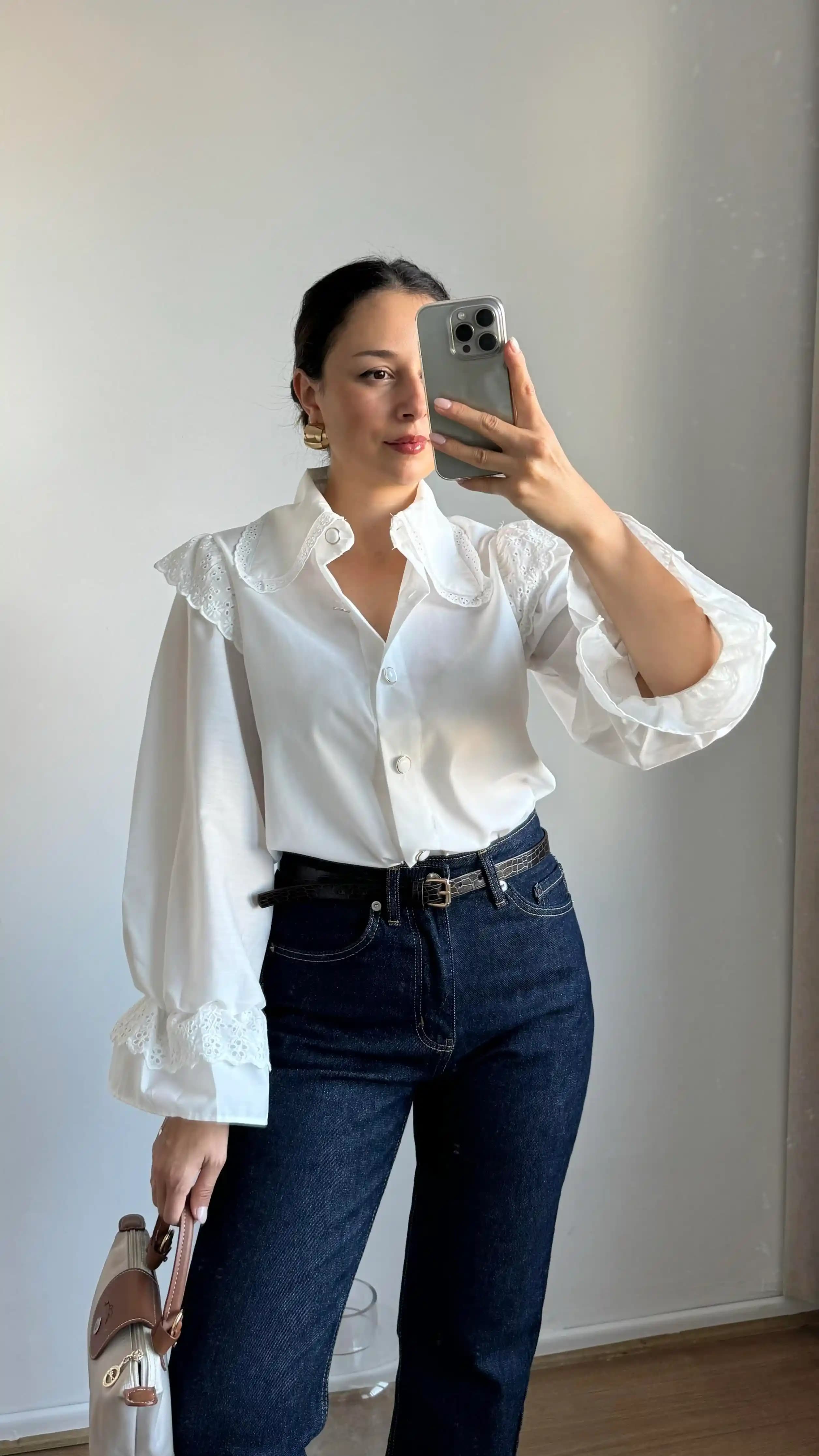 Fistolu Beyaz Gömlek: Şıklık ve Zarafetin Vazgeçilmez Parçası