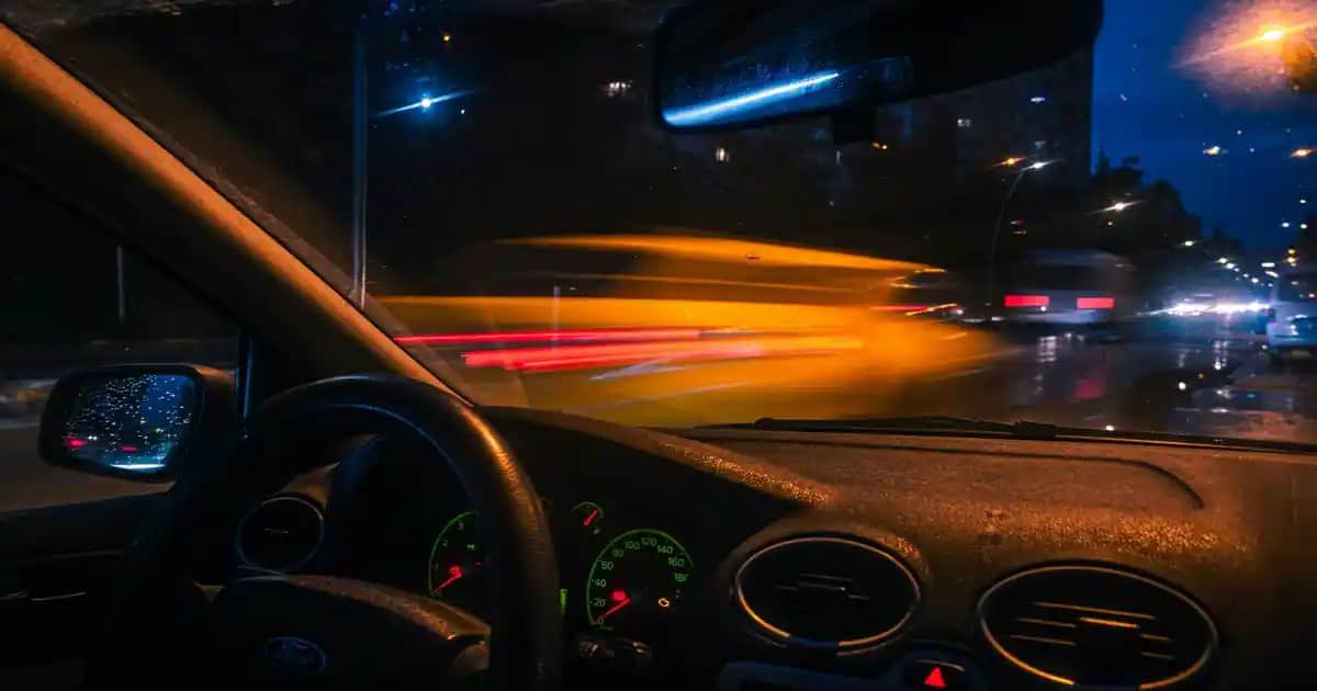 Gri V Yaka Kazaklar: Kış ve Geçiş Mevsimleri İçin Şık ve Rahat Seçenekler