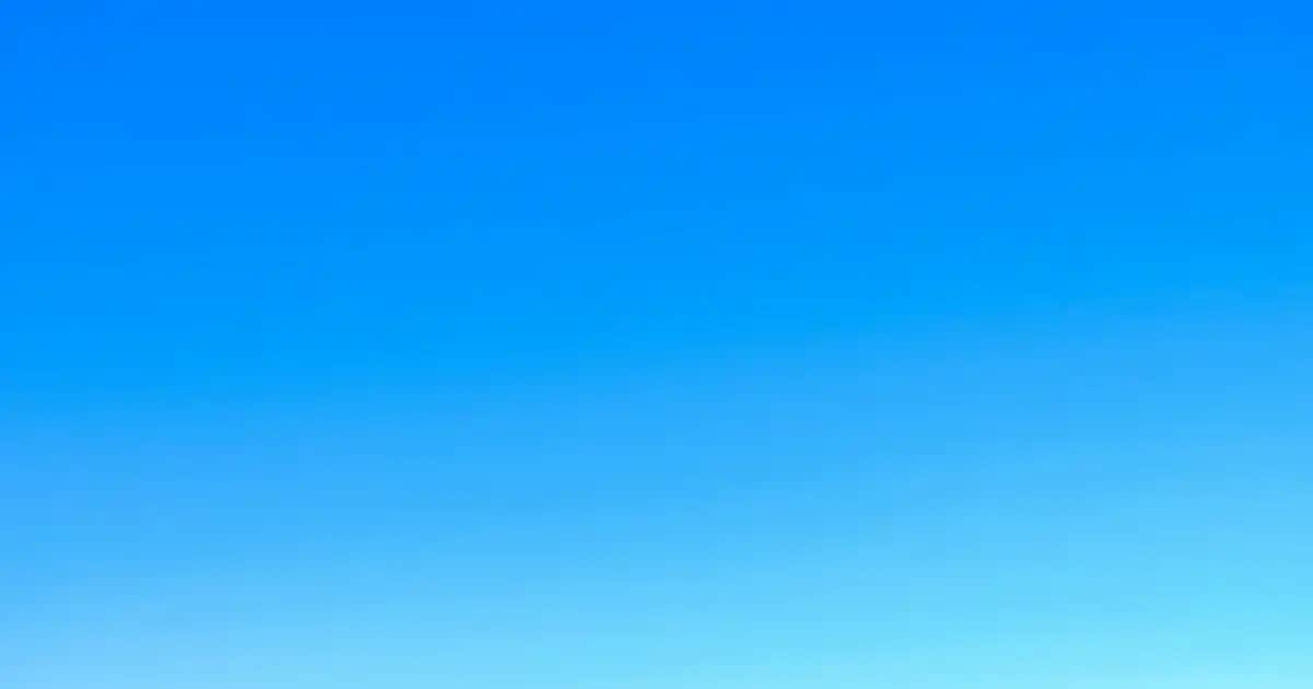 Kadın Giyiminde Gri Kapüşonlu Hırka: Şıklık ve Konforun Uyumuyla Günlük Stil Rehberi