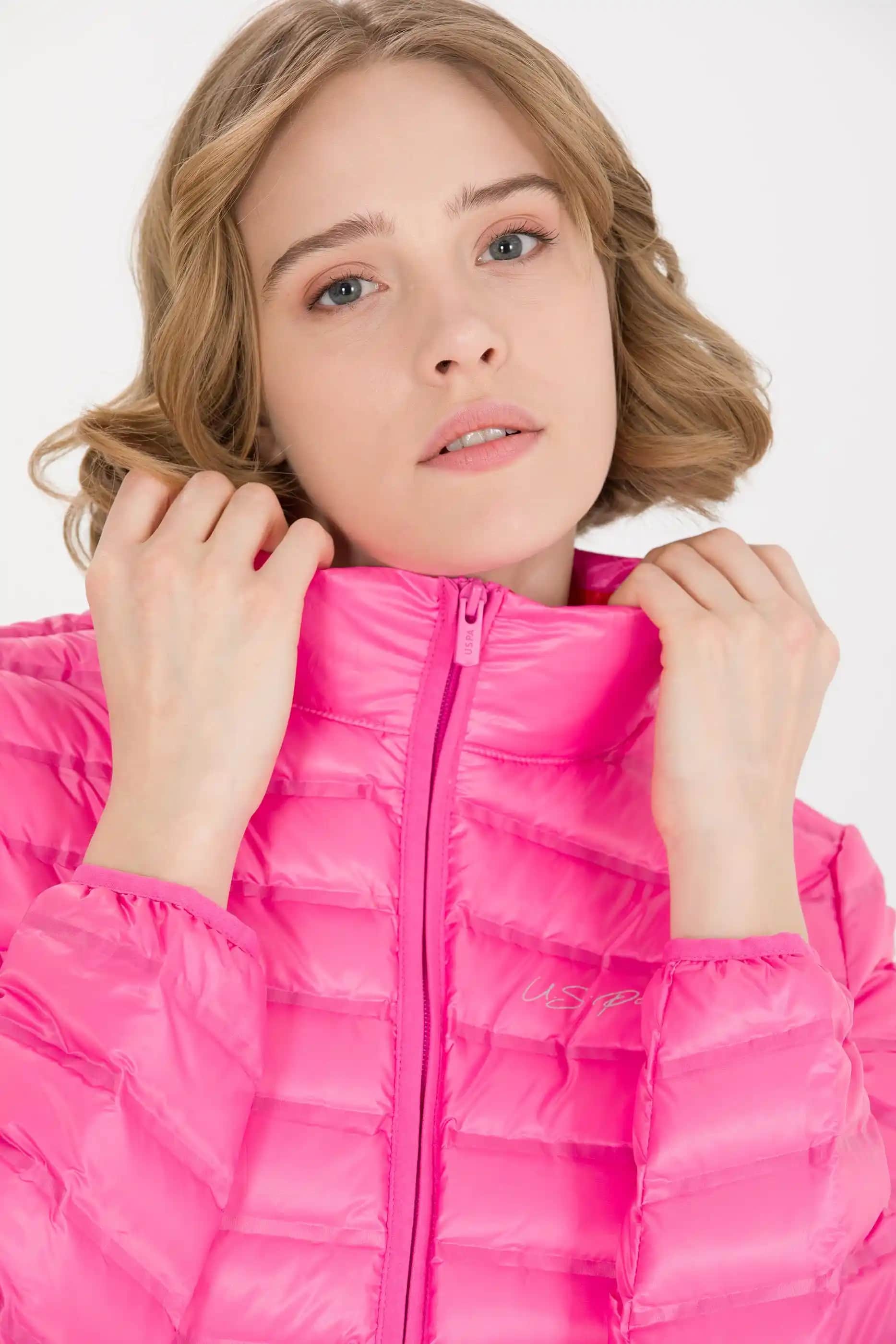 Kadın Pembe Mont Modelleri ve Kombinasyon İpuçlarıyle Şıklığınızı Yükseltin