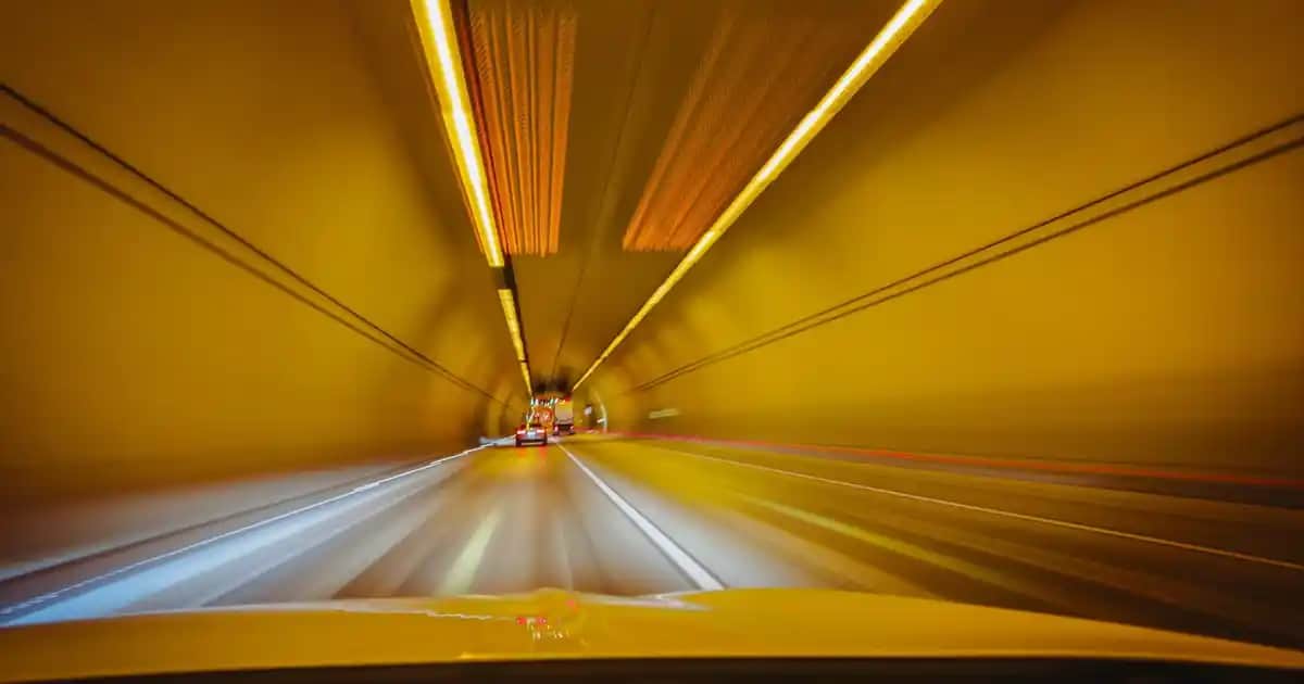 Kadın Siyah İspanyol Paça Pantolonları: Şıklık ve Rahatlığın Modern Buluşması