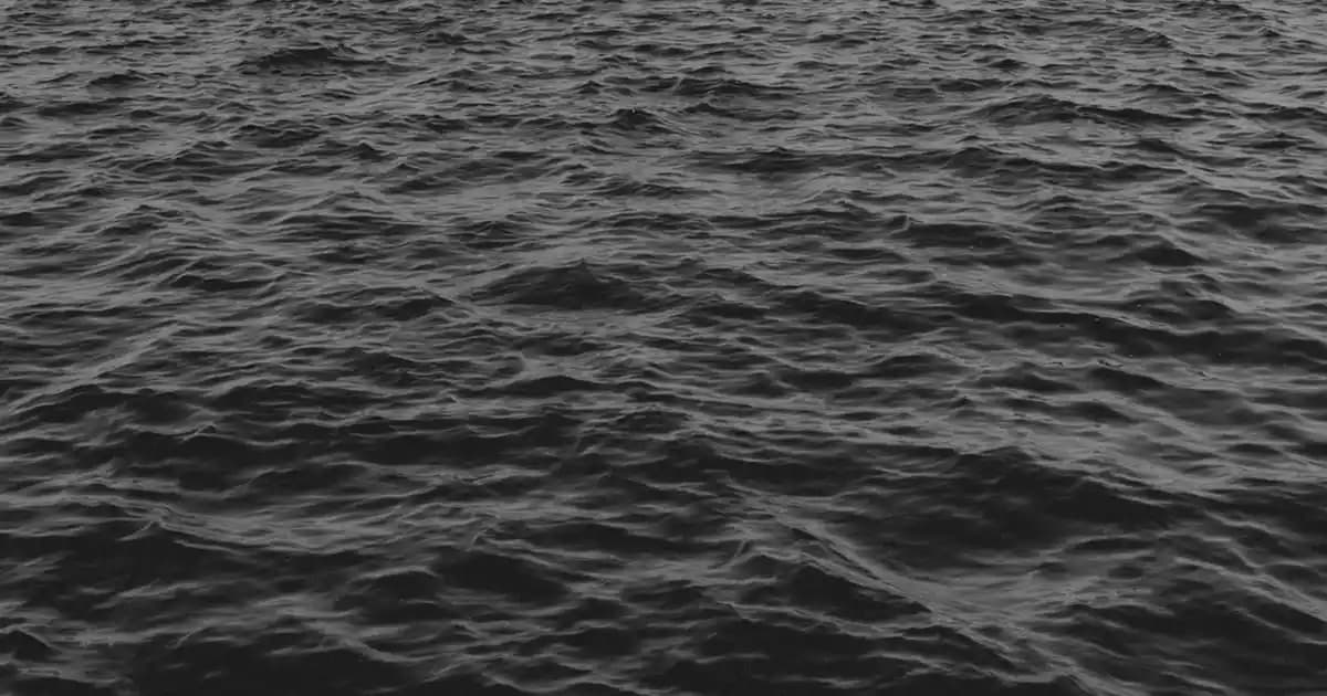 Kot Yırtmaçlı Etekler: Şıklık ve İşlevselliğin Modern Moda Temsilcisi