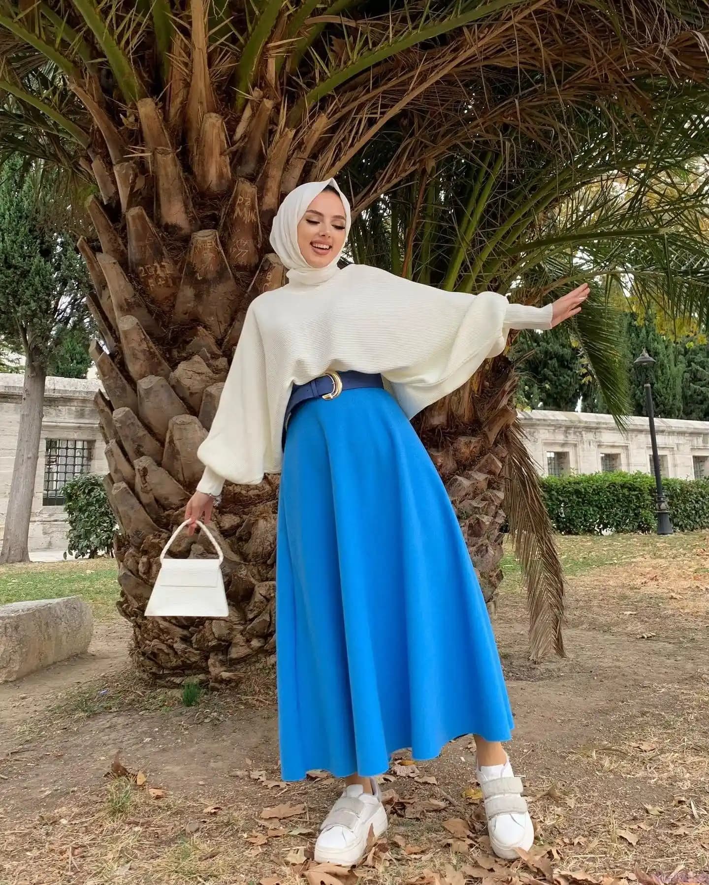 Mavi Kışlık Kazaklar: Soğuk Havalarda Şıklık ve Sıcaklık İçin En İyi Seçenekler