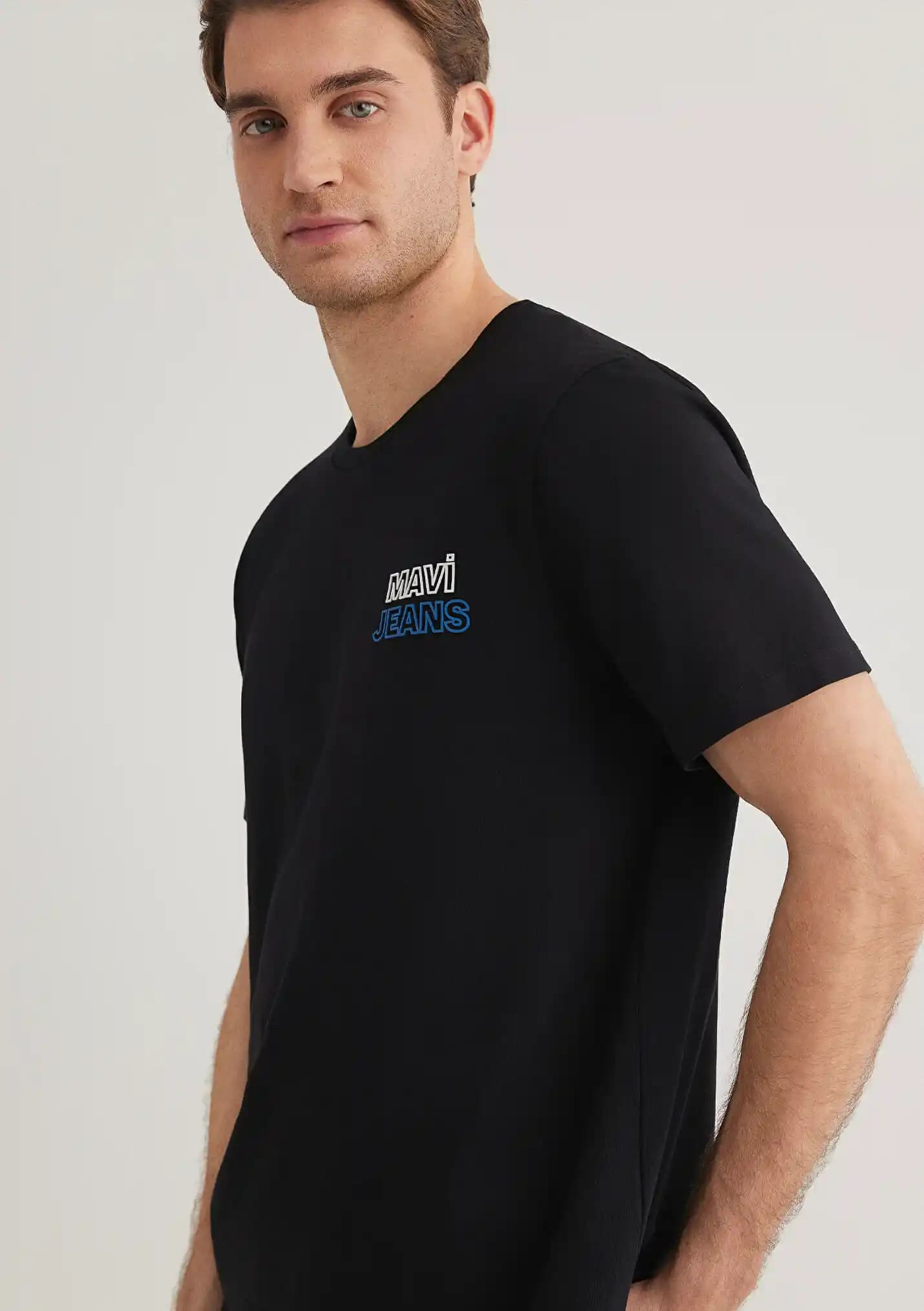 Mavi Tişört ve Siyah Renk Kombinasyonu: Zamansız Şıklık ve Moda Trendleri