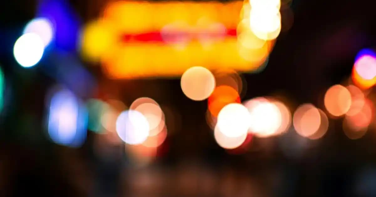 Parlak Şişme Mont Kadın: Şıklık ve Konforu Bir Arada Sunan Trend Kış Giyim Parçası