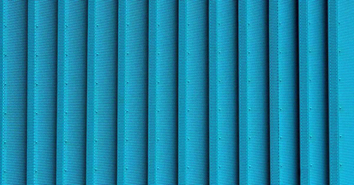 Siyah Kapüşonlu Şişme Montlar: Kışın Şıklığı ve İşlevselliği Bir Arada