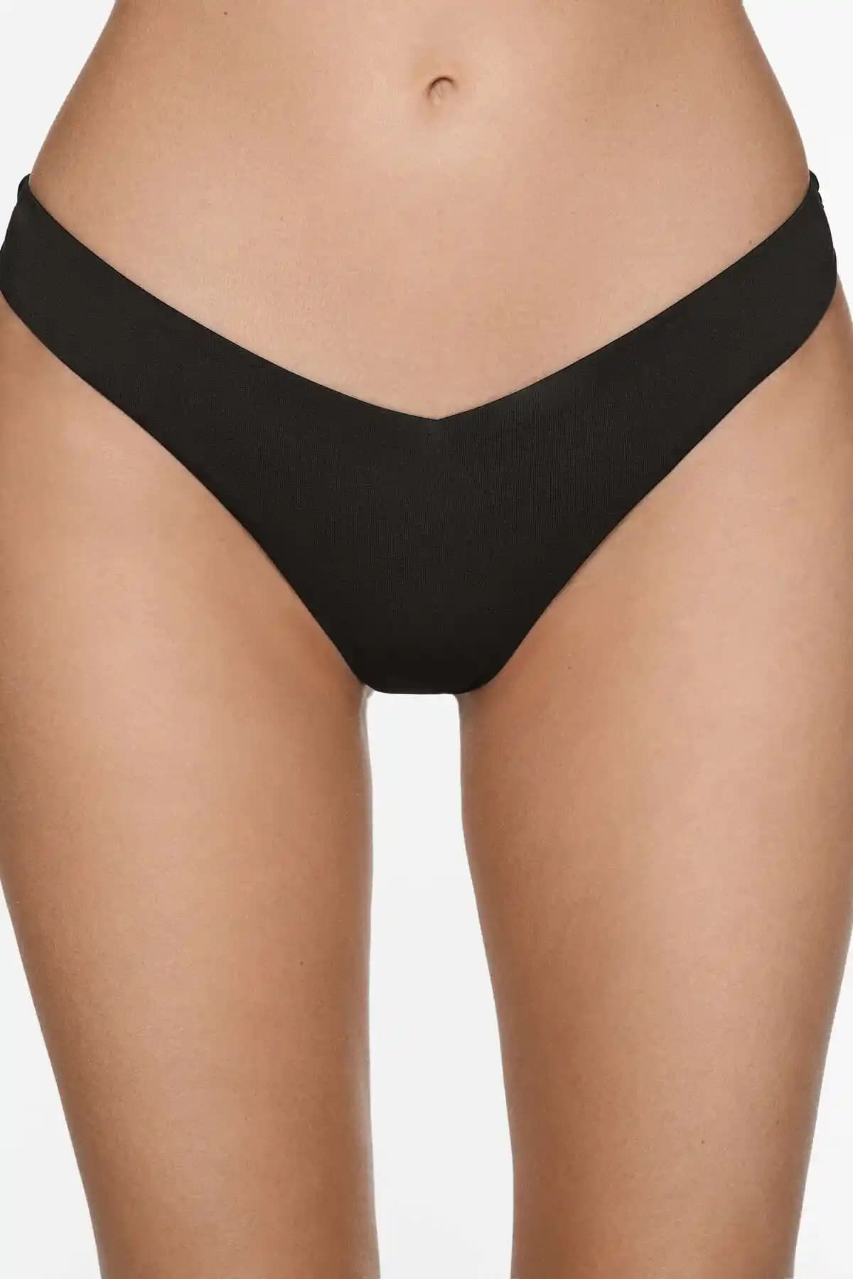 Tanga Bikini Altı Modelleri ve Trendleri: Cesur ve Şık Yaz Plajı Seçenekleri