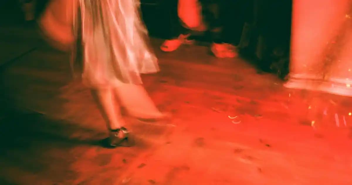 V Yaka Kazaklar: Şıklık ve Rahatlık Sunan Modern ve Çok Yönlü Tasarımlar