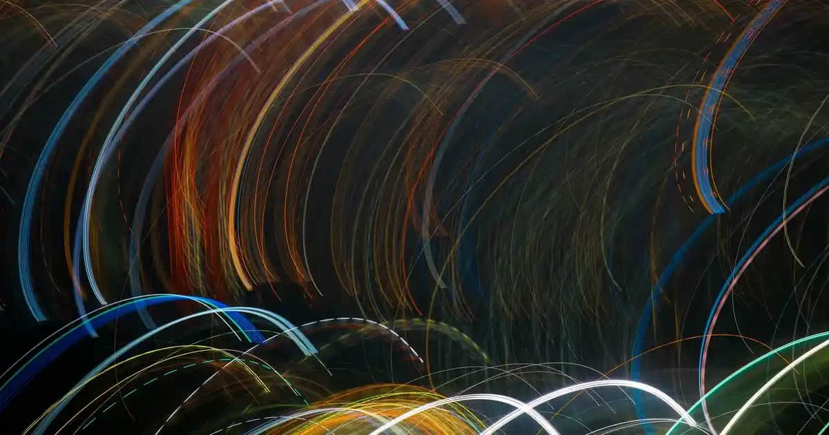 V Yaka Midi Elbise: Şıklık ve Rahatlığın Modern Buluşması