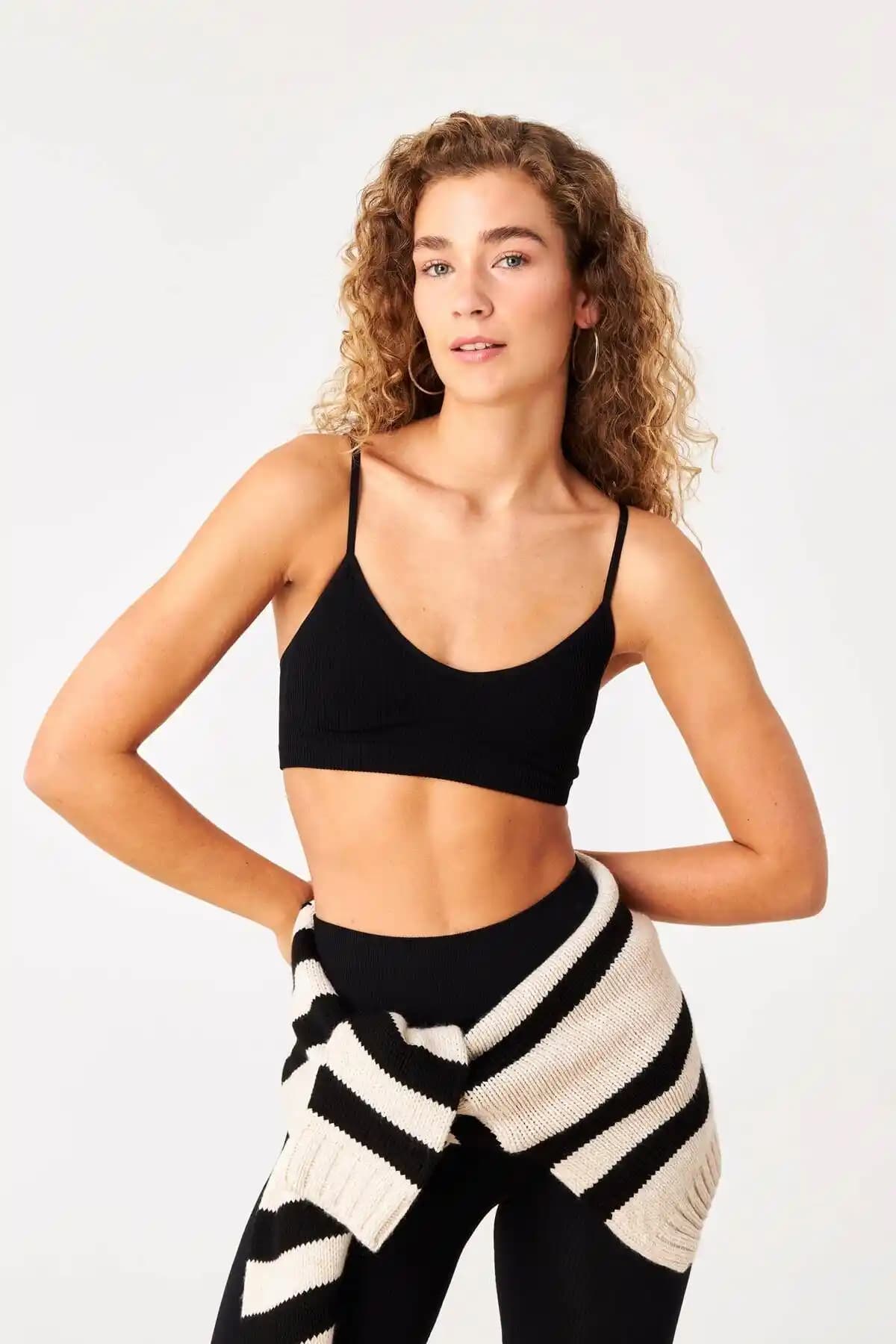 Addax Göğüs Pedli Seamless Crop Atlet A6009-K1: Şık ve Konforlu Spor ve Günlük Kullanım İçin