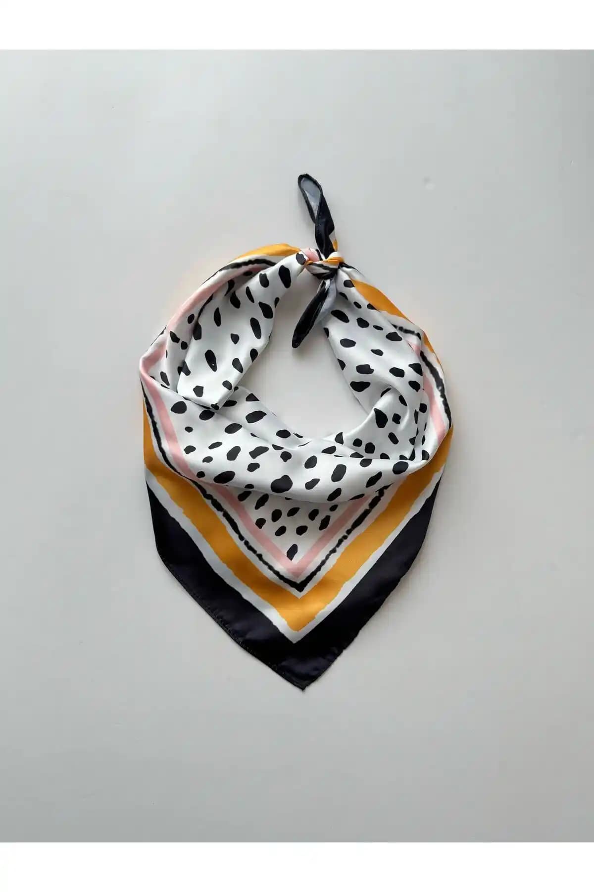 AGAPI Siyah Noktalı Beyaz Bandana Fular: Şık ve Çok Amaçlı Moda Aksesuarı