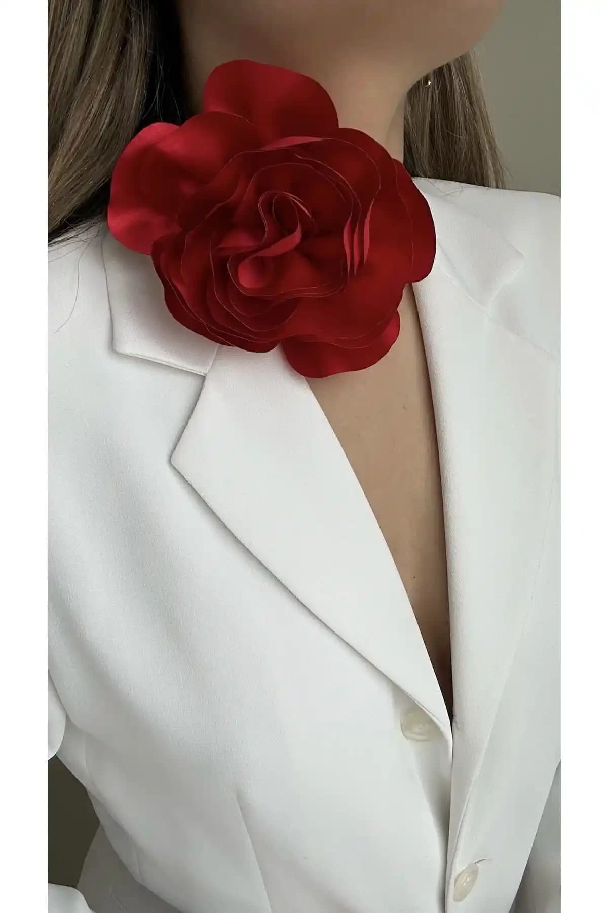 Âlâ Atelier Bağcıklı Kumaş Çiçek Gül Kolye: Zarif ve Modern Tasarım ile Şıklığınızı Tamamlayın