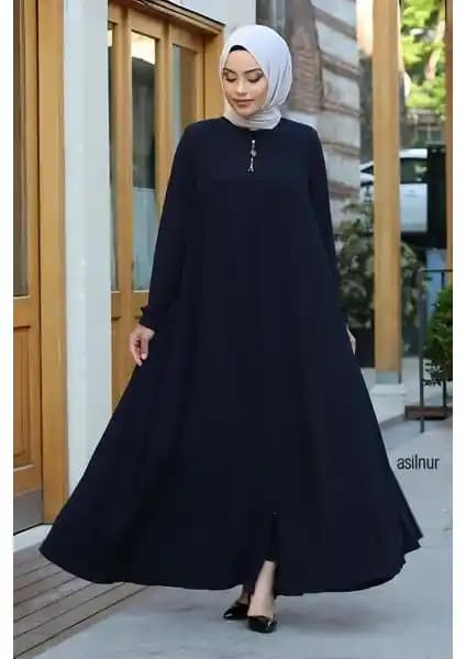 Asilnur Mevlana Lacivert Ferace: Şıklık ve Konforu Bir Arada Sunan Çok Yönlü Kıyafet