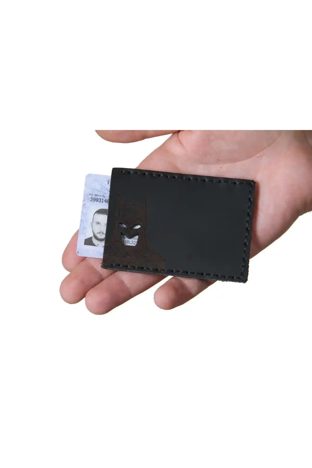 Batman figürlü deri cüzdan kartlık şıklık ve fonksiyonellik sunan modern aksesuar