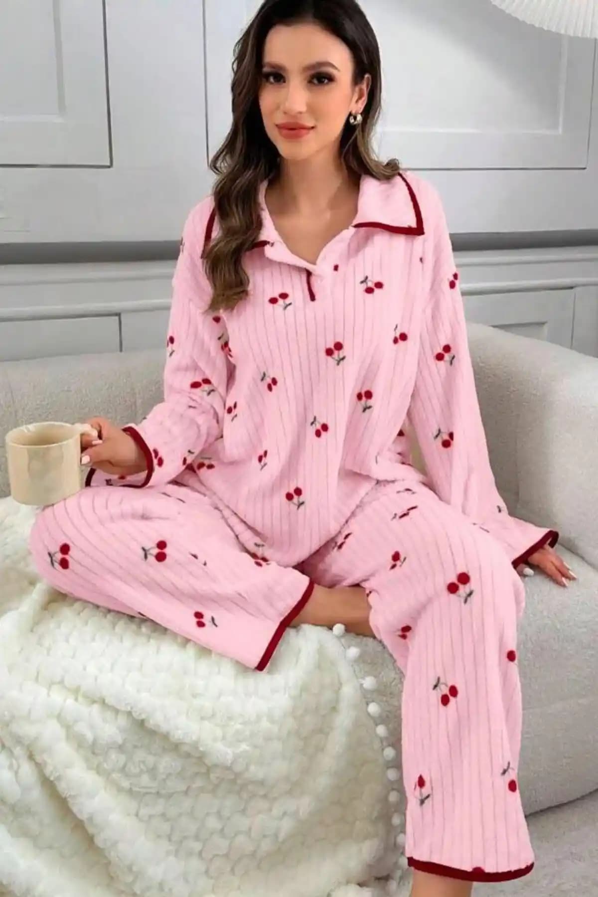BELLA NOTTE Pamuklu Kiraz Baskılı Kışlık Pijama Takımı Konfor ve Şıklık Sunar
