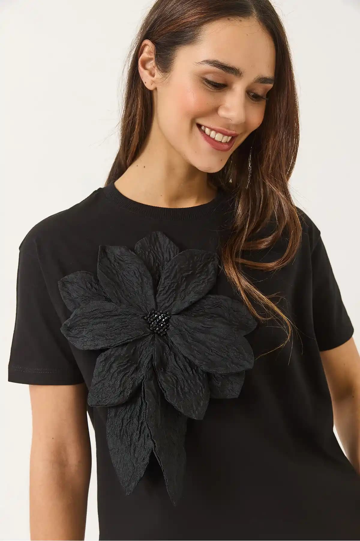 Bianco Lucci Kadın Çiçek Aksesuarlı Kısa Kollu Pamuklu T-Shirt Günlük Şıklık ve Konfor İçin