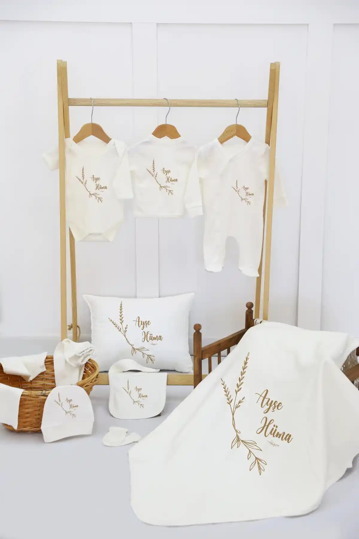 Butikbebecik 11'li İsimli Hastane Çıkışı Seti Doğal ve Şık Bebek Giyim Alternatifi
