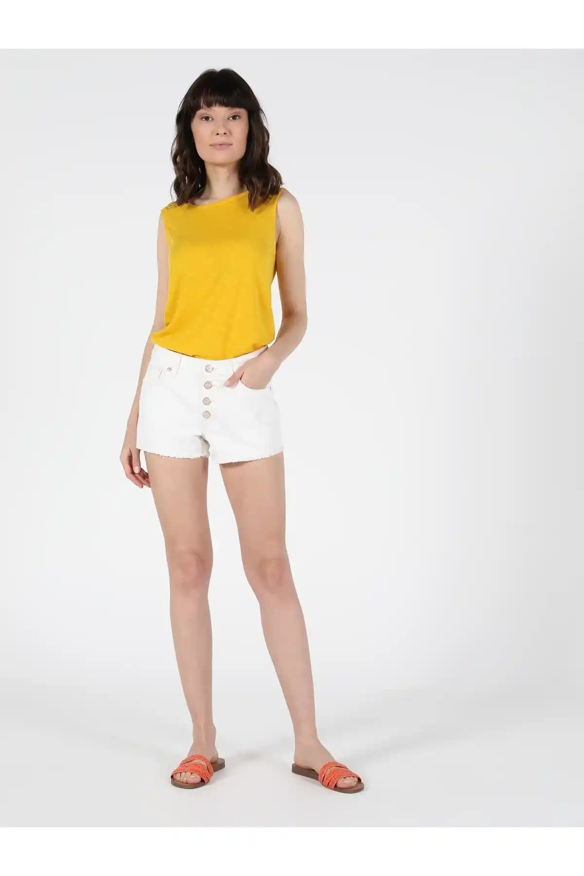 Colin’s Kadın Slim Fit Orta Bel Denim Şort: Şıklık ve Konforun Modern Buluşması