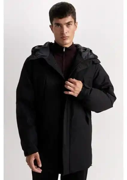 DeFacto Regular Fit Kapüşonlu Fermuarlı Cepli Mont: Şıklık ve Fonksiyonellik Bir Arada