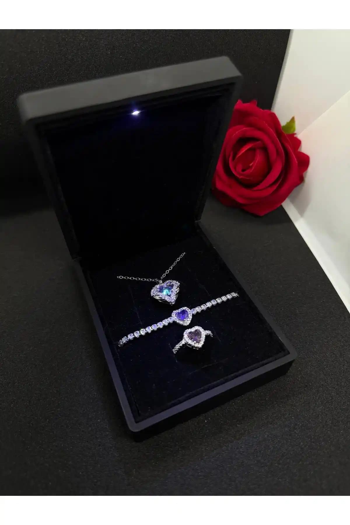 HKN AVM Işıklı Kutuda Yüzük Seti: Zarif ve Anlamlı Hediye Seçeneği