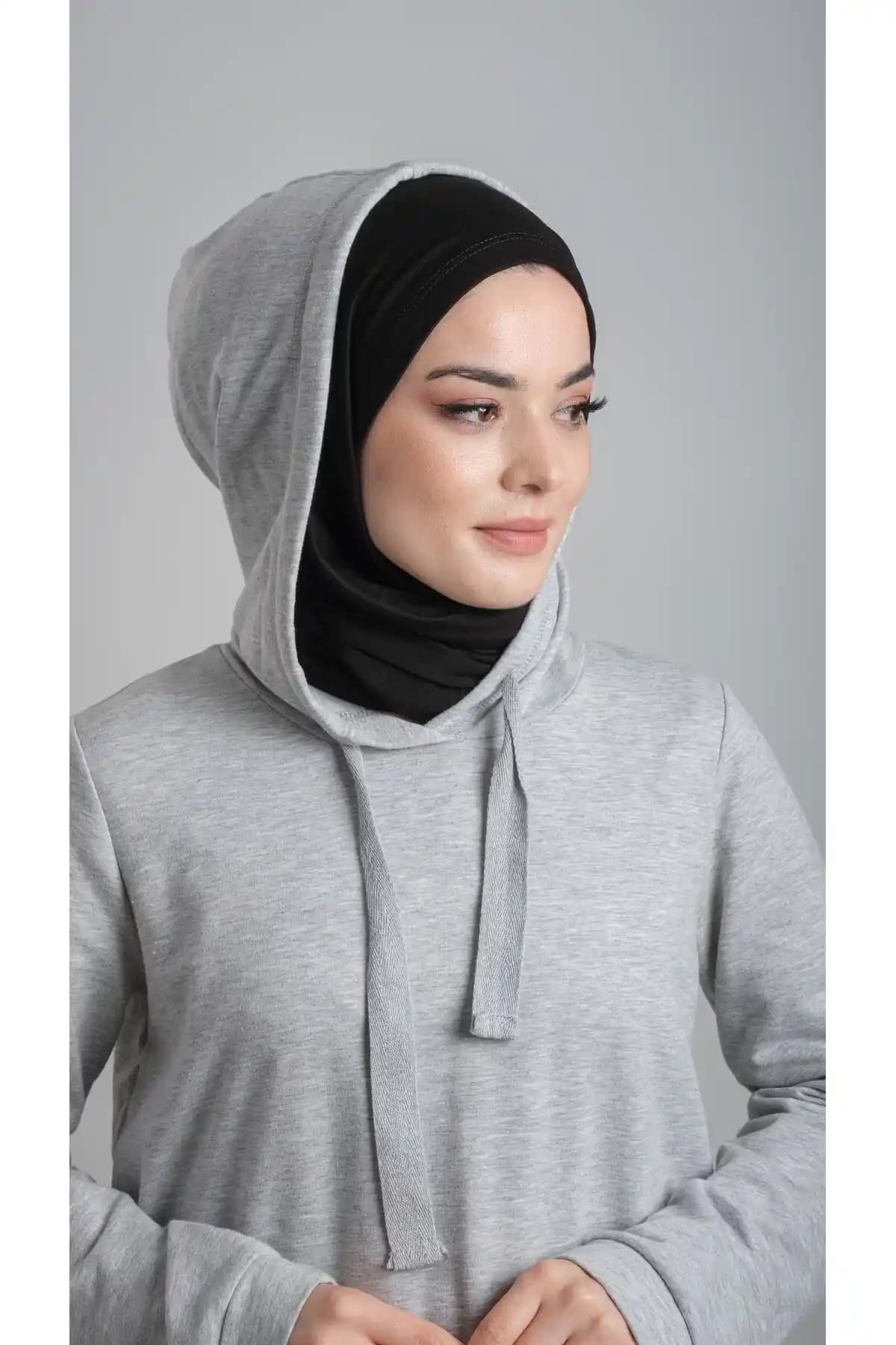 HÜRREM BONE Siyah Pratik Hazır Okul Şalı Kullanım Kolaylığı ve Şıklık Sunar