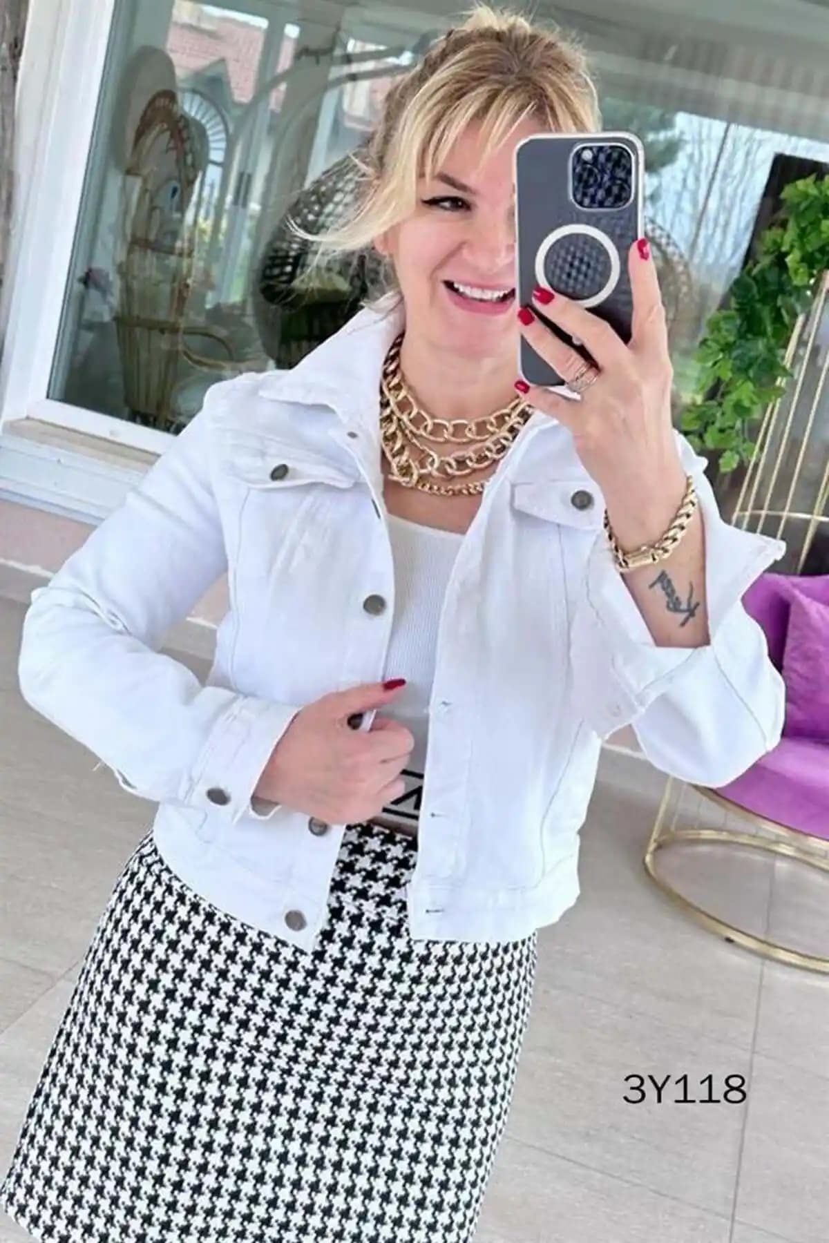 İnce Topuk Likralı Beyaz Kot Ceket: Günlük Şıklık ve Rahatlık Sunan Modern Tasarım