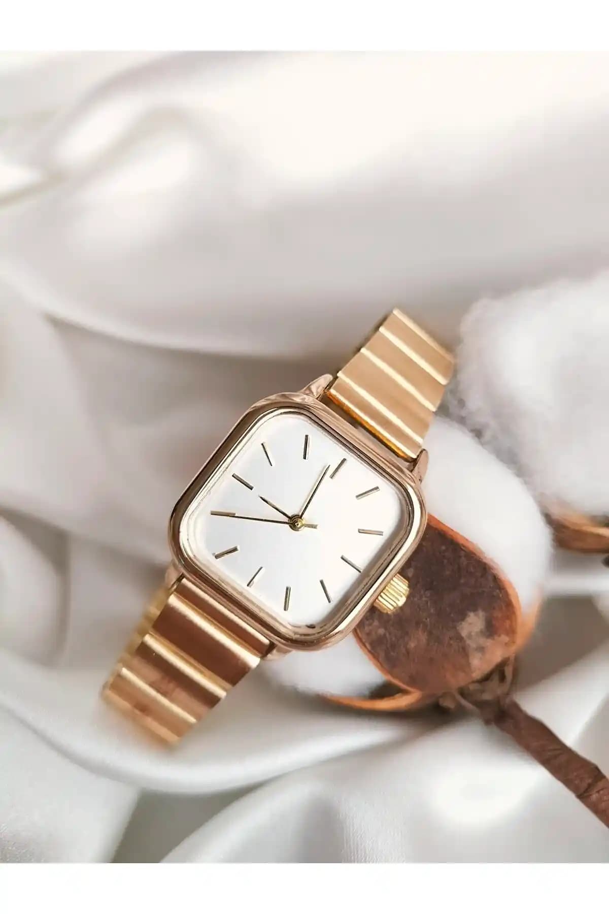 İSTLİV Minimal Kare Rose Gümüş Kadın Kol Saati Şıklık ve Fonksiyonellik Bir Arada