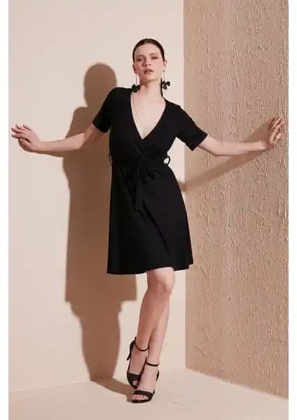 Kadın Elbise Karşılaştırması: Lela Kruvaze Yaka Fitilli ve Rengamoda Kolsuz Tasarımlar