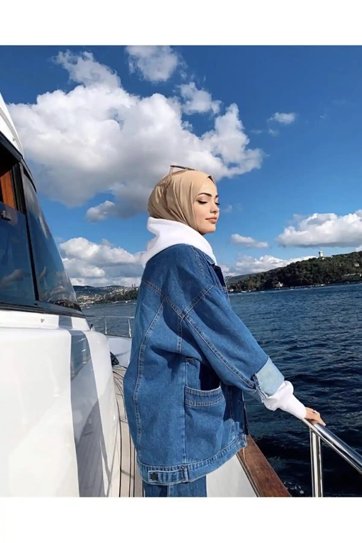 Kadın Mavi Oversize Kot Ceket: Modern Tasarım ve Dayanıklı Kumaş Özellikleri