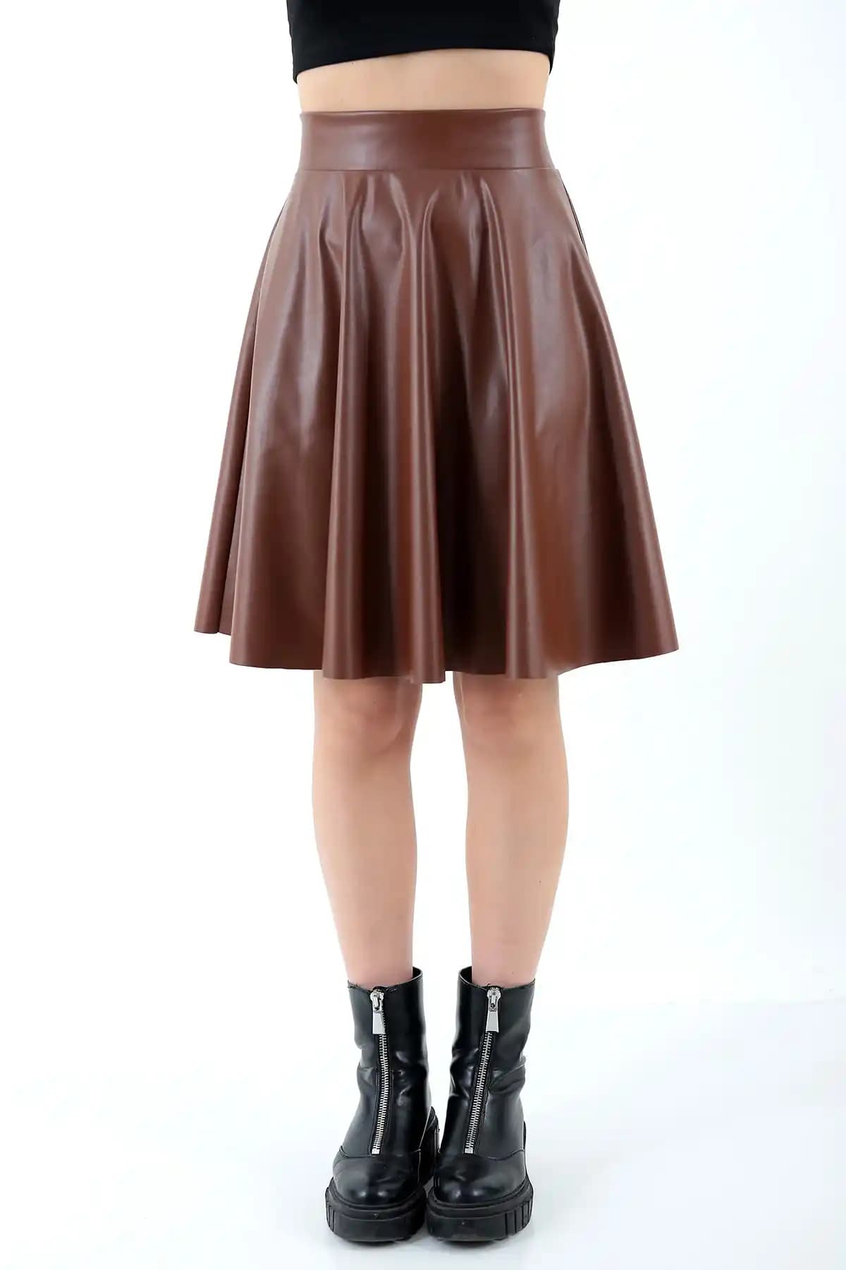 Kadın Taba Renkli Suni Deri Kloş Etek: Modern ve Şık Tasarım Detayları