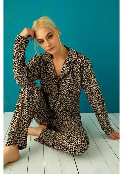 Kadınlar İçin Kışlık Ekose Desenli Süet Pijama Takımı Yılbaşı Temalı Şık ve Rahat Tasarım