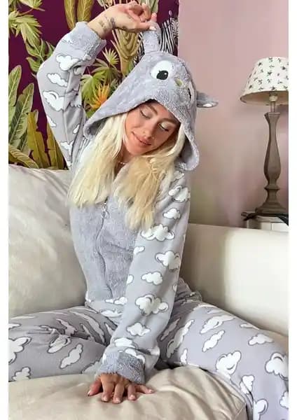 Kadınlar İçin Konforlu ve Şık Bulut Desenli Polar Peluş Tulum Pijama Takımı