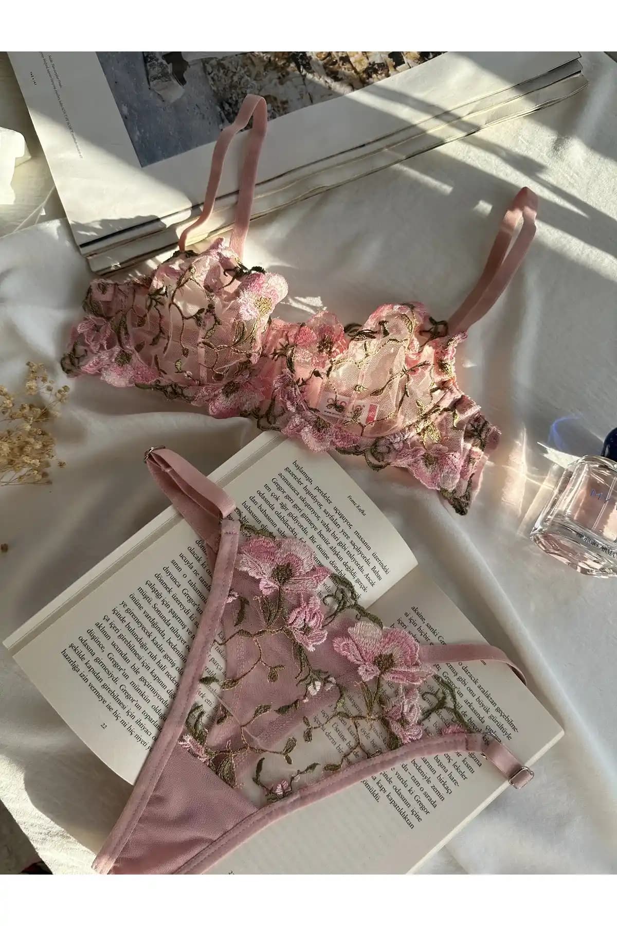 La Madame Elise Pembe Bralet Takım: Şıklık ve Konforu Bir Arada Sunan İç Giyim Seçeneği