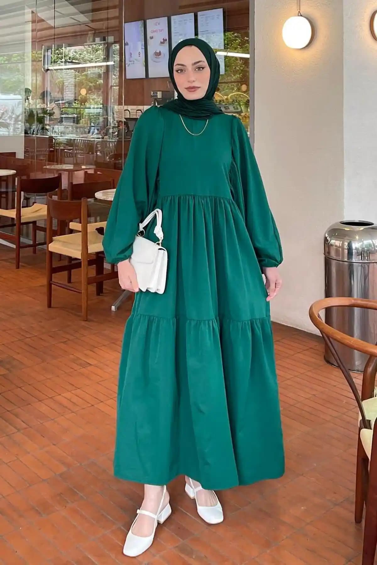 Lamelif Balon Kol Katlı Yazlık Elbise Zümrüt Yeşili Modern ve Rahat Tasarım
