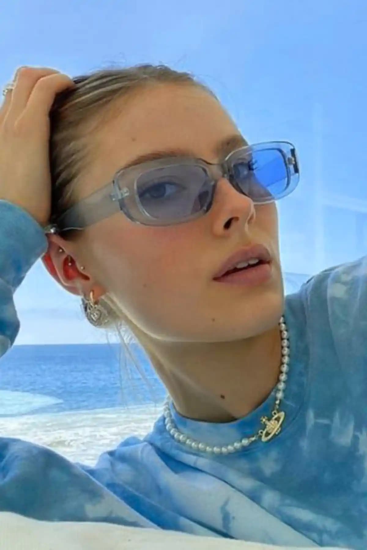 Mathilda Vintage Mavi Şeffaf Güneş Gözlüğü: Şıklık ve Koruma Bir Arada