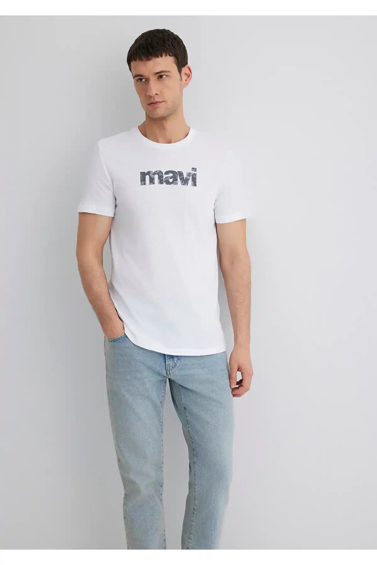 Mavi Logo Baskılı Beyaz Slim Fit Tişört Dar Kesim Modern Tasarım