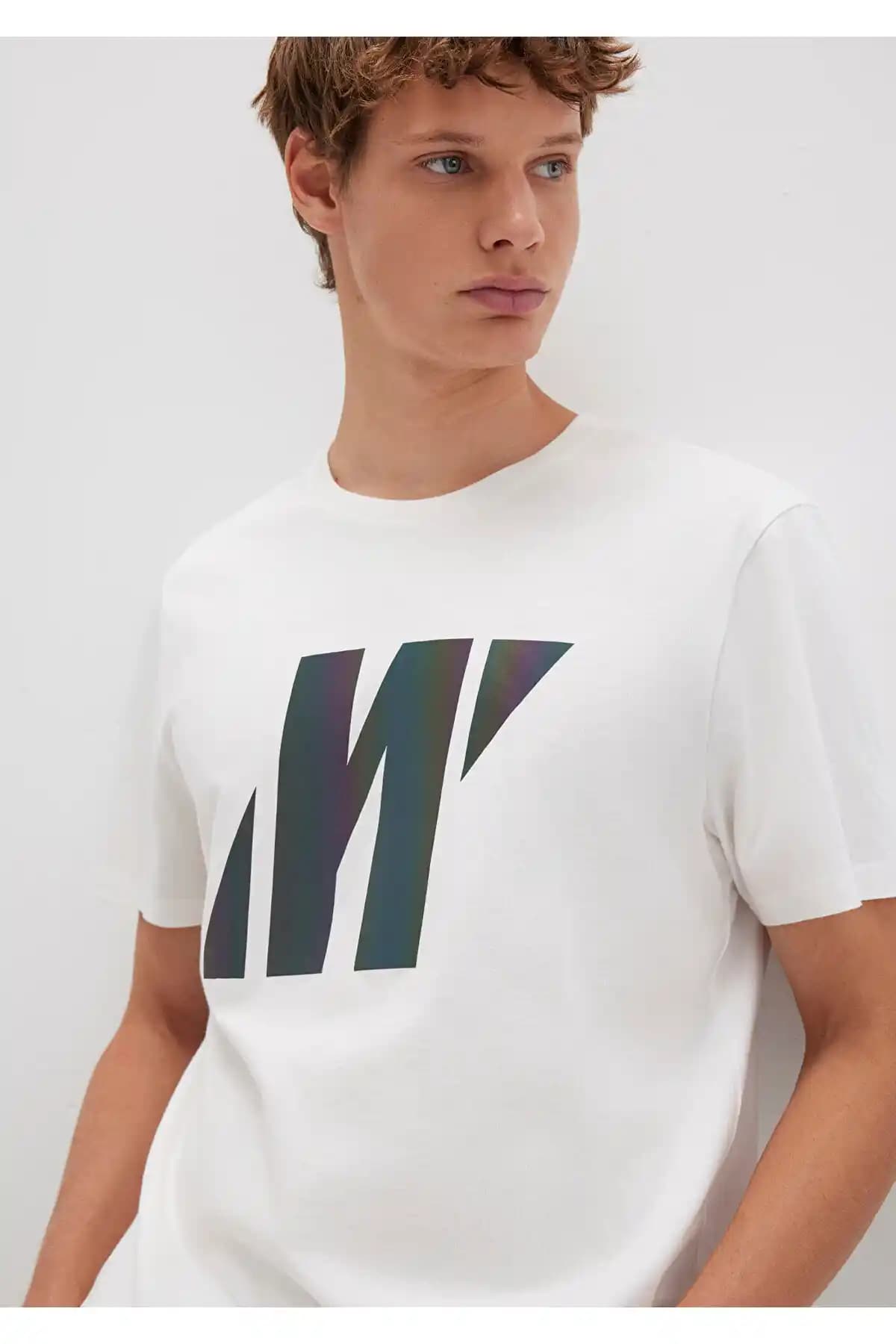 Mavi Pro Reflektör Logo Baskılı Beyaz Tişört İncelemesi ve Stil Uyumu