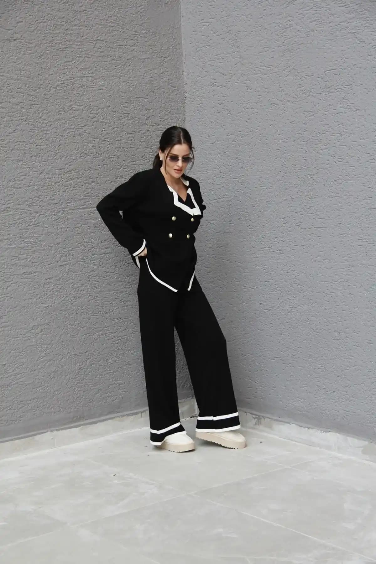 Modest Koleksiyon Siyah Oversize Kruvaze Triko Takım: Şık ve Rahat Kış Giyim Seçeneği