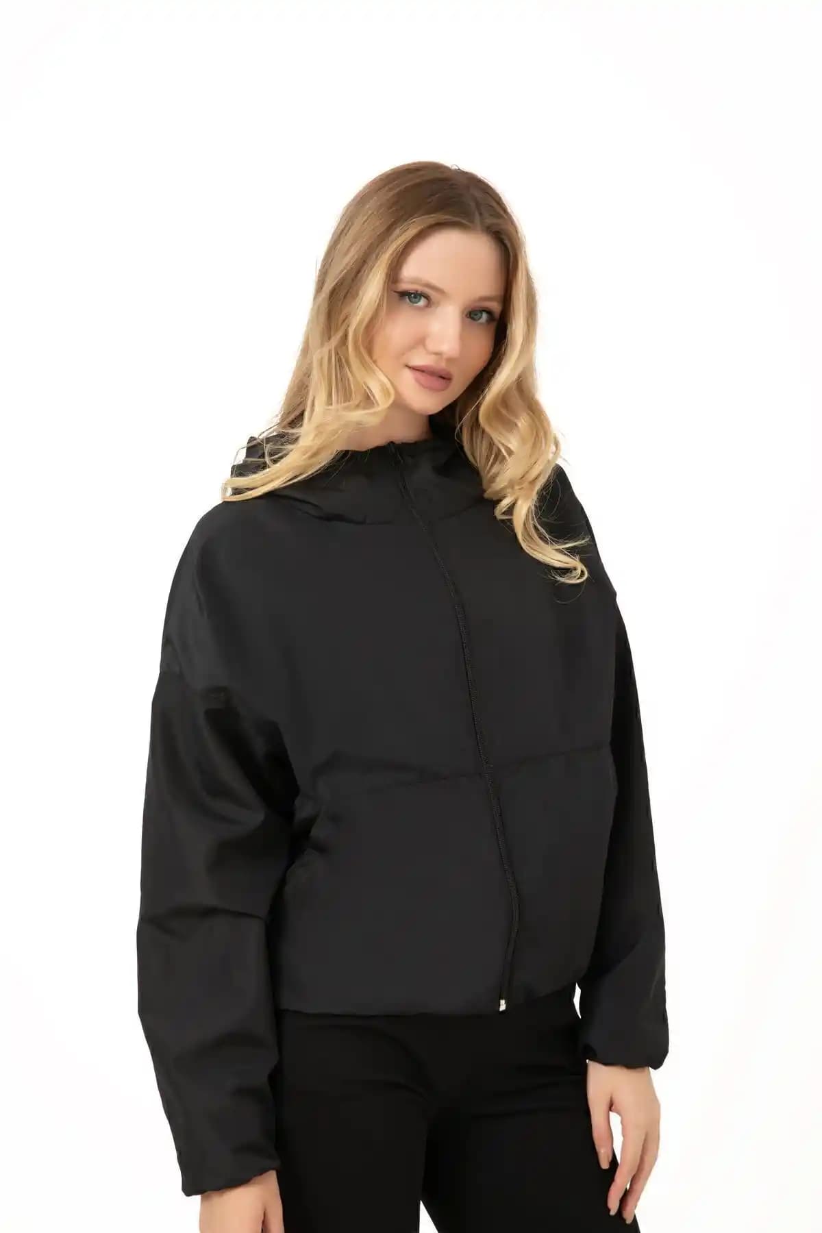 Montstop Kadın Siyah Kapüşonlu Su ve Rüzgar Geçirmez Yağmurluk: Modern ve Fonksiyonel Tasarım